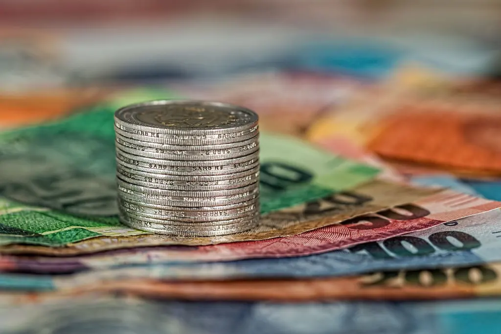 Münzstapel auf verschiedenen Banknoten