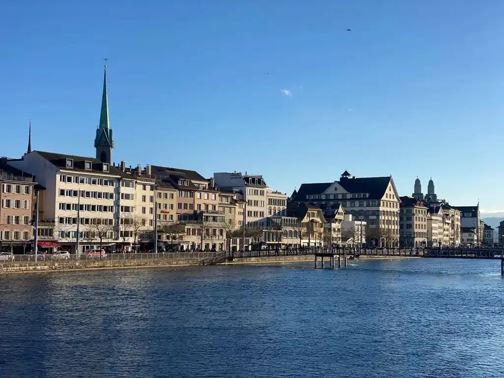 Zürich an einem sonnigen Tag, Altstadt am Wasser